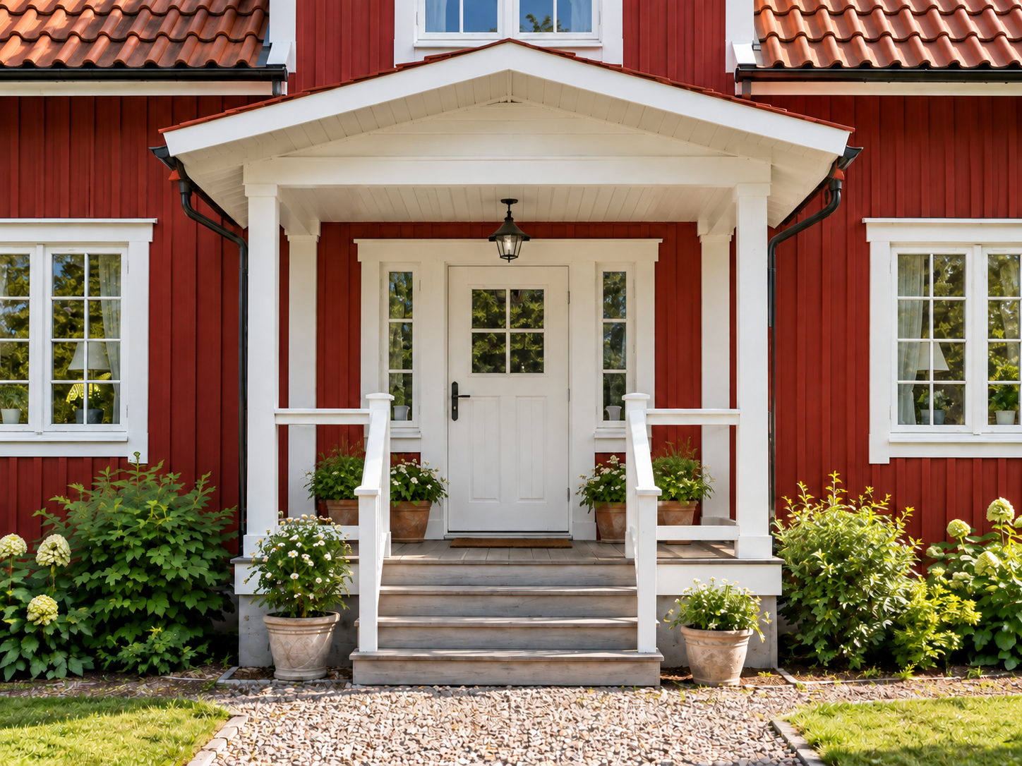 Solstrålar – hörnkonsol i björkplywood på ett hus